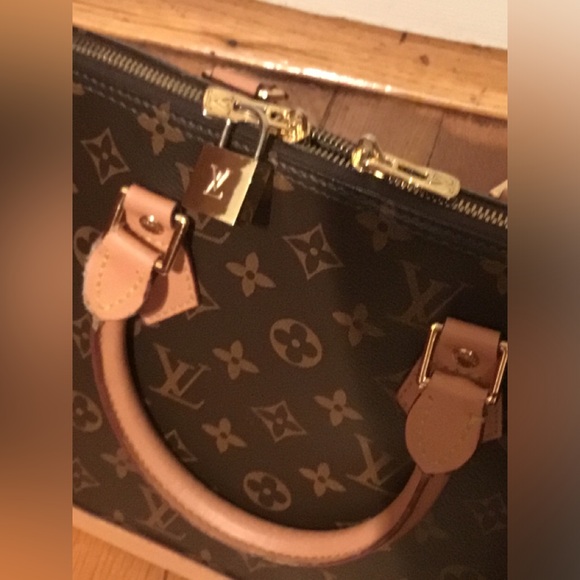 BEAUTIFUL LV BAG VERY LIGHTLY USED ONLY $465.00🔥🔥🔥🎁🎁 . - Picture 3 of 16